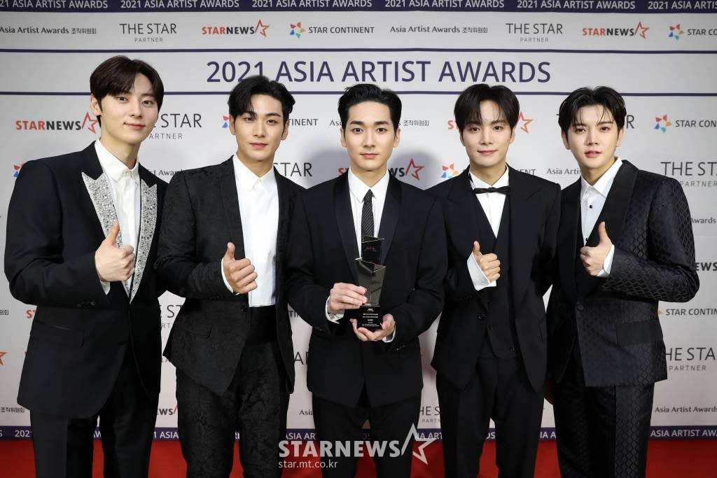 그룹 뉴이스트가 2일 오후 서울 강서구 KBS아레나에서 진행된 '2021 Asia Artist Awards(2021 아시아 아티스트 어워즈, 2021 AAA)' 시상식에서 AAA 어치브먼트상을 수상하고 포즈를 취하고 있다.  스타뉴스가 주최하고 AAA 조직위원회가 주관하는 AAA는 어디에서도 보지 못했던 새로운 무대를 선보이며 전 세계 팬들의 눈과 귀를 사로잡아 명실상부 NO.1 글로벌 시상식으로 거듭났다. /사진=AAA 기자 star@