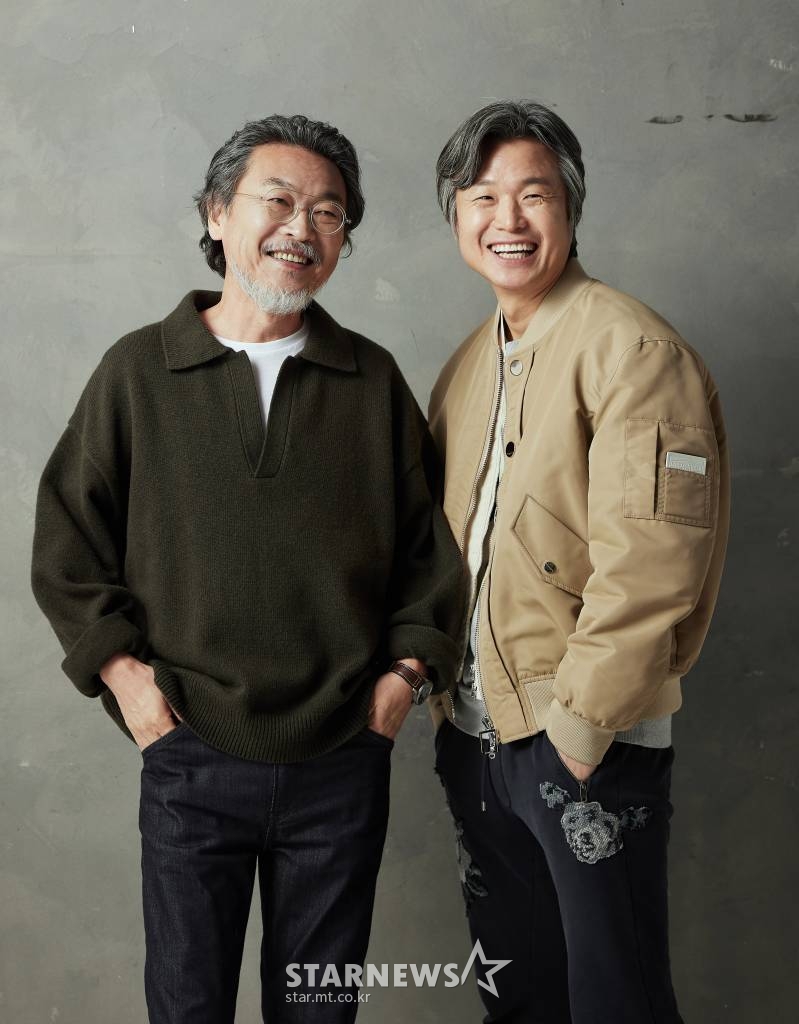 다큐멘터리 영화 '나의 촛불' 김의성, 주진우 감독이 24일 오전 진행된 화상 라운드 인터뷰를 위해 포즈를 취하고 있다. 박근혜 전 대통령 국정농단 사건과 관련된 촛불시위를 다룬 다큐멘터리 '나의 촛불'은 내달 10일 개봉한다. /사진제공=(유)주기자 2022.01.24 /사진=이동훈 기자 photoguy@