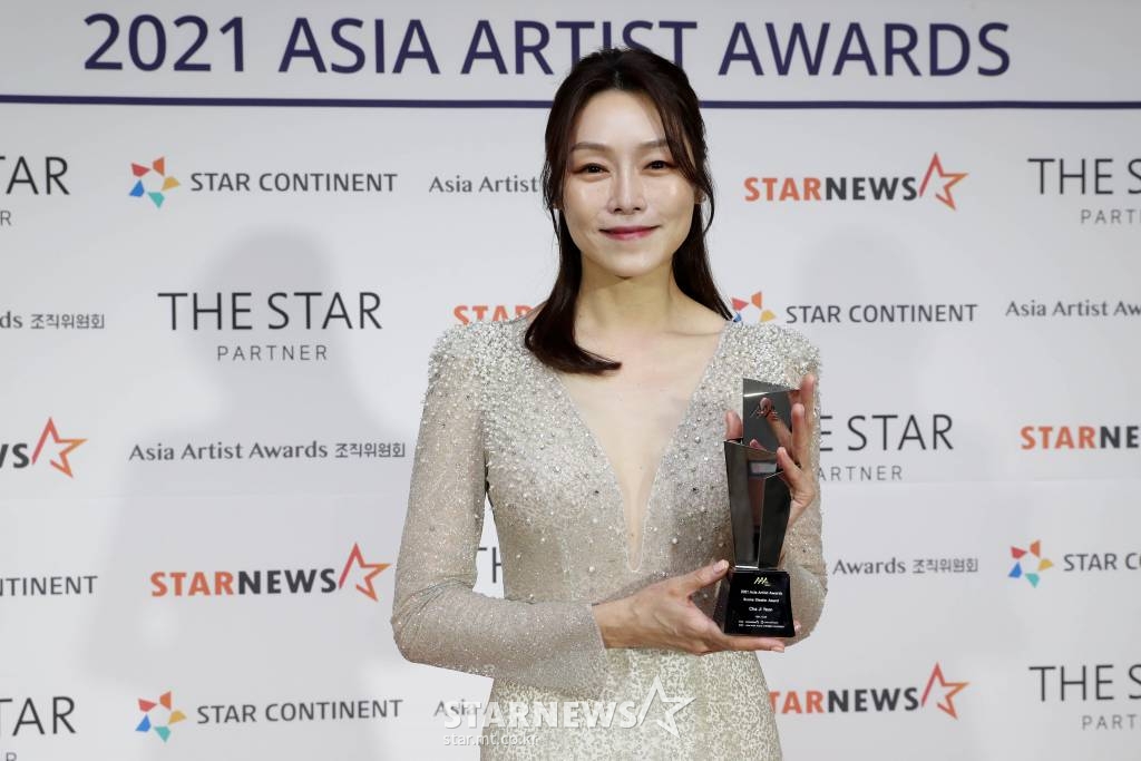 배우 차지연이 2일 오후 서울 강서구 KBS아레나에서 진행된 '2021 Asia Artist Awards(2021 아시아 아티스트 어워즈, 2021 AAA)' 시상식에서 AAA 신스틸러상을 수상하고 포즈를 취하고 있다. 스타뉴스가 주최하고 AAA 조직위원회가 주관하는 AAA는 어디에서도 보지 못했던 새로운 무대를 선보이며 전 세계 팬들의 눈과 귀를 사로잡아 명실상부 NO.1 글로벌 시상식으로 거듭났다. /사진=AAA 기자 star@