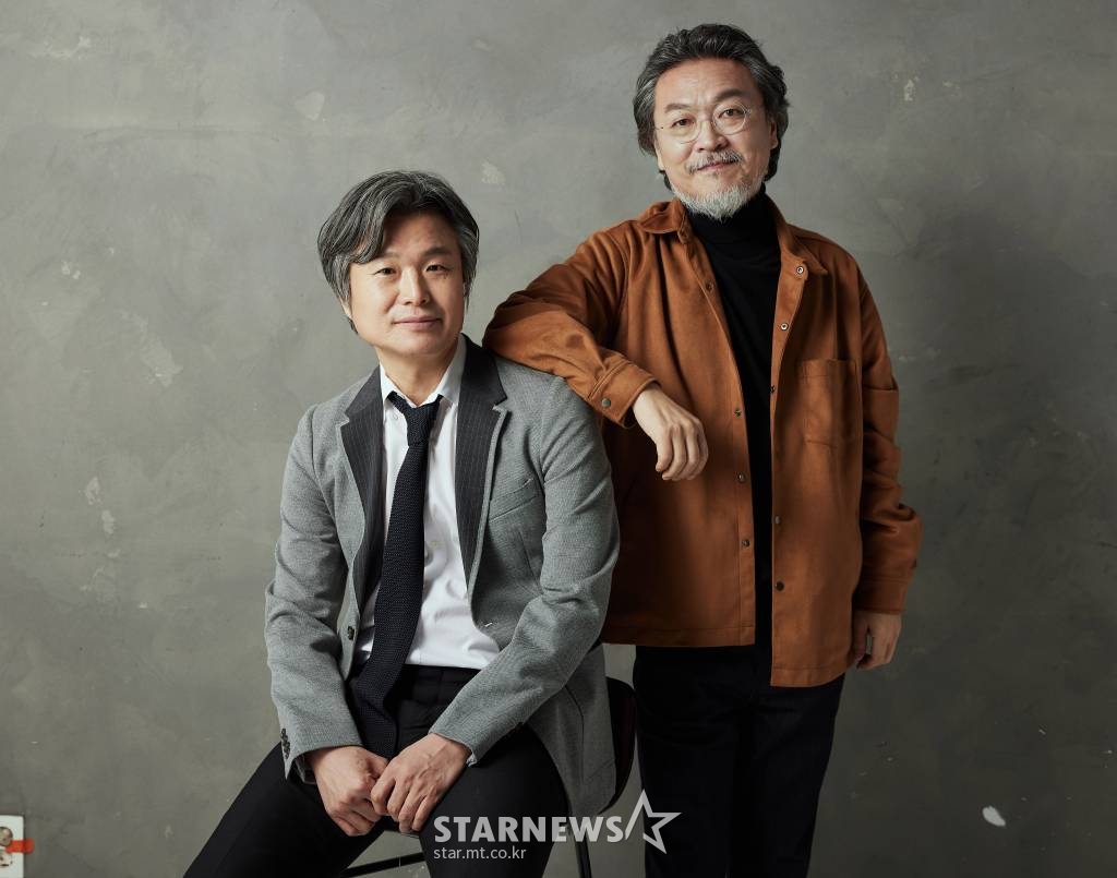 다큐멘터리 영화 '나의 촛불' 김의성, 주진우 감독이 24일 오전 진행된 화상 라운드 인터뷰를 위해 포즈를 취하고 있다. 박근혜 전 대통령 국정농단 사건과 관련된 촛불시위를 다룬 다큐멘터리 '나의 촛불'은 내달 10일 개봉한다. /사진제공=(유)주기자 2022.01.24 /사진=이동훈 기자 photoguy@