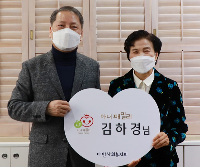 아너패밀리 7호 회원으로 가입한 김하경(오른쪽) 대표와 전태석 대한사회복지회 나눔사업본부장. /사진=대한사회복지회