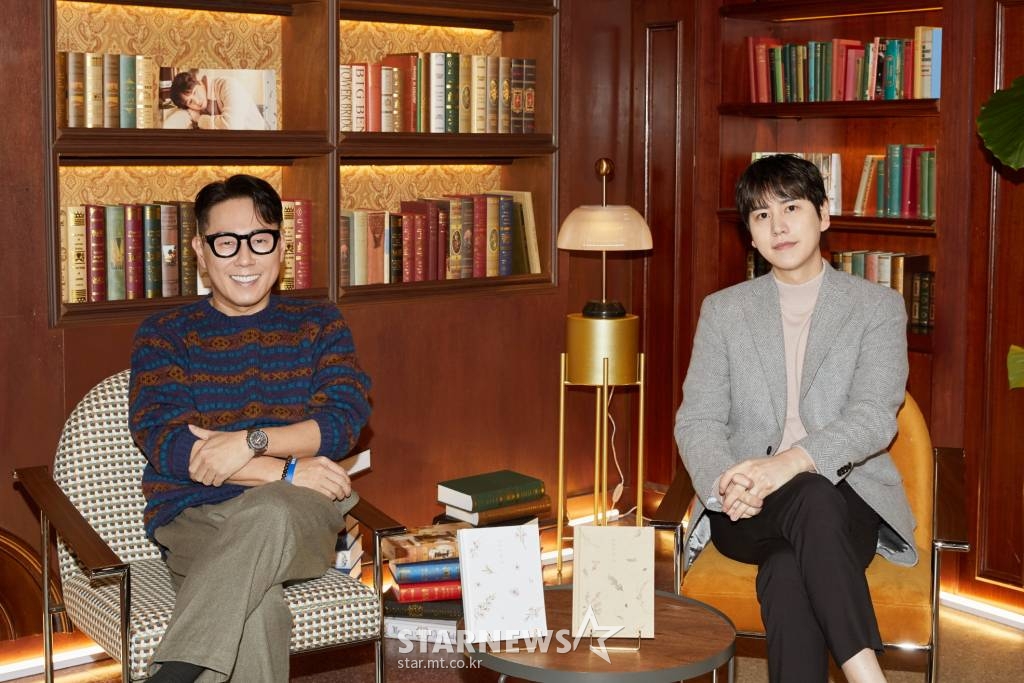 가수 규현이 25일 오전 온라인 생중계로 진행된 네 번째 미니앨범 '러브 스토리'(Love Story) 발매 기자간담회에 앞서 윤종신과 포즈를 취하고 있다. 이번 앨범에는 타이틀곡 '연애소설 '(Love Story)을 비롯해 그간 사계절 프로젝트로 발매된 '커피'(Coffee), '투게더'(Together), '내 마음을 누르는 일'(데이스타·Daystar), '드리밍'(Dreaming), '마지막 날에'(무빙 온·Moving On) 등 총 6곡이 수록됐다. /사진제공=Label SJ 2022.01.25 /사진=이동훈 기자 photoguy@