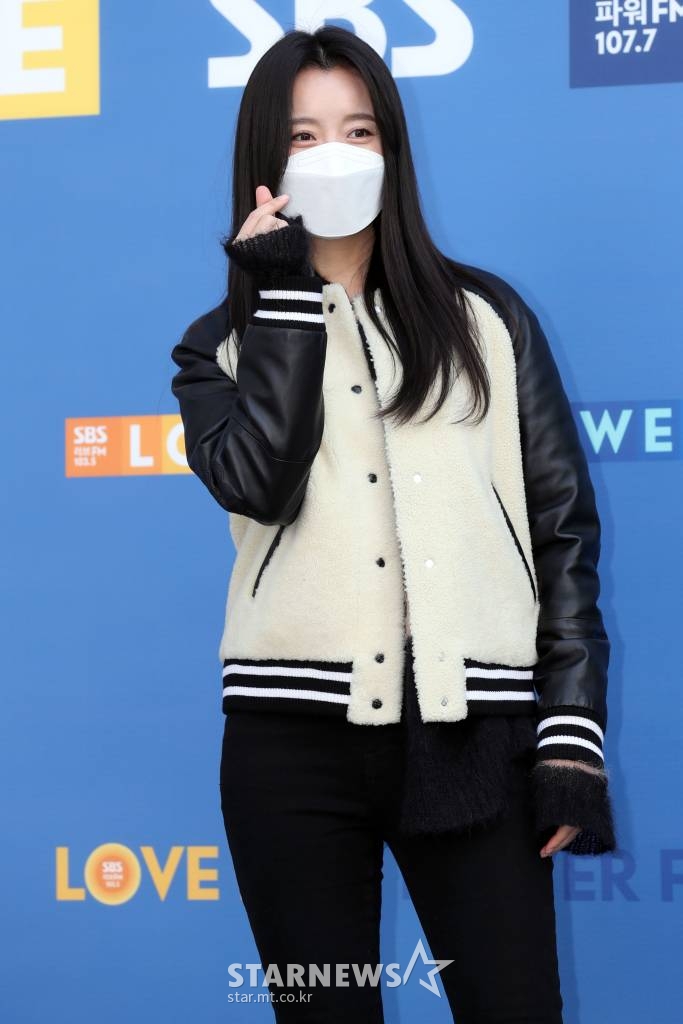 배우 한효주가 26일 오전 서울 목동 SBS에서 진행되는 라디오 '박하선의 씨네타운' 출연을 위해 도착하고 있다. 2022.01.26 /사진=임성균 기자 tjdrbs23@