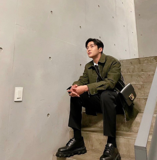 /사진=로운 인스타그램