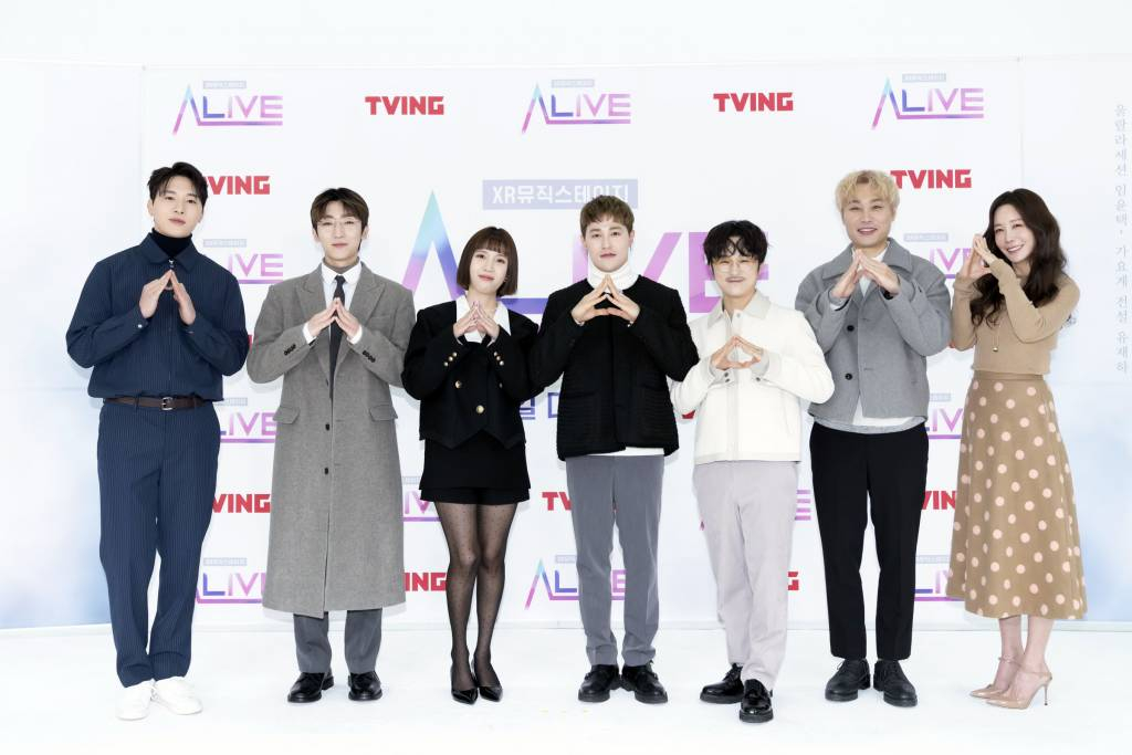 그룹 멜로망스, 김나영, 울랄라세션, 김정은이 27일 오후 온라인으로 진생된 티빙 예능 '얼라이브' 제작발표회에 참석해 포즈를 취하고 있다. <사진=티빙 제공> 2022.01.27 /사진=임성균 기자 tjdrbs23@