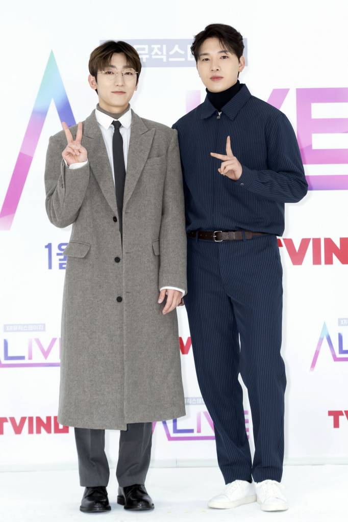 그룹 멜로망스 정동환, 김민석이 27일 오후 온라인으로 진생된 티빙 예능 '얼라이브' 제작발표회에 참석해 포즈를 취하고 있다. <사진=티빙 제공> 2022.01.27 /사진=임성균 기자 tjdrbs23@