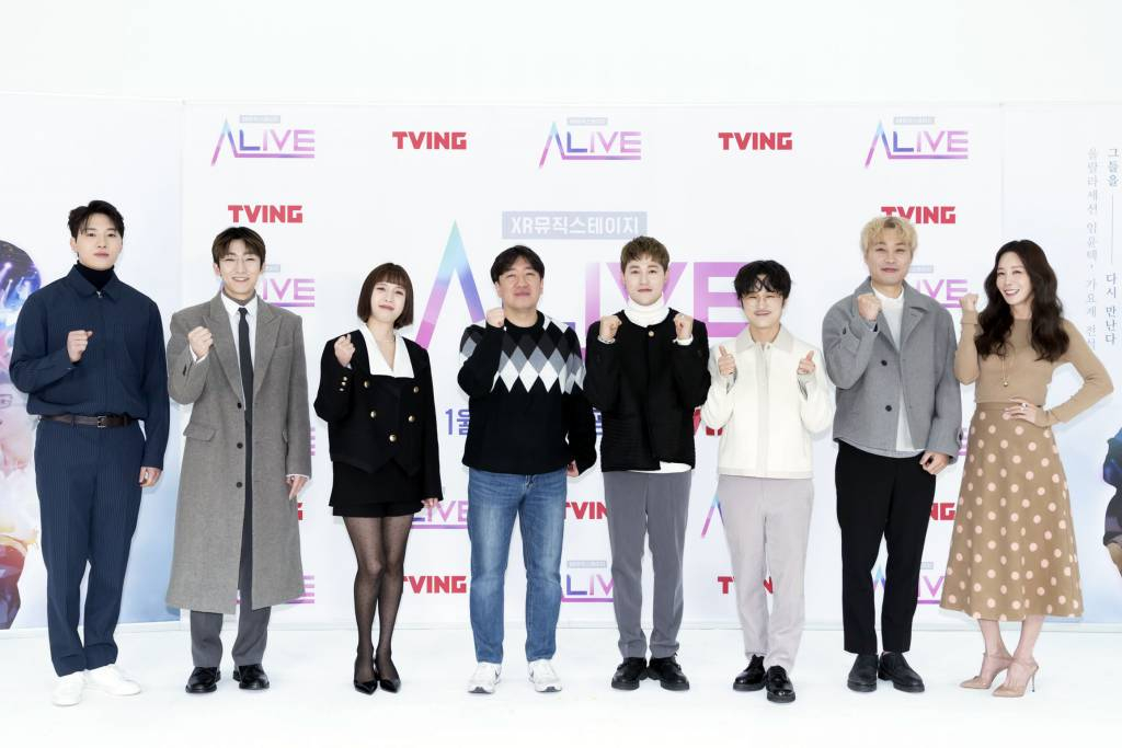그룹 멜로망스, 김나영, 이선우PD, 울랄라세션, 김정은이 27일 오후 온라인으로 진생된 티빙 예능 '얼라이브' 제작발표회에 참석해 포즈를 취하고 있다. <사진=티빙 제공> 2022.01.27 /사진=임성균 기자 tjdrbs23@