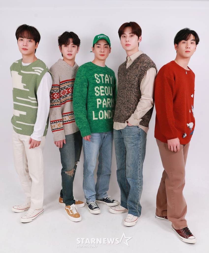 2021 아시아 아티스트 어워즈(AAA)에서 베스트 어치브먼트, 포텐셜(민현)을 수상하며 2관왕을 달성한 그룹 뉴이스트가 본지와의 인터뷰를 위해 포즈를 취하고 있다. /사진=이동훈 기자 photoguy@