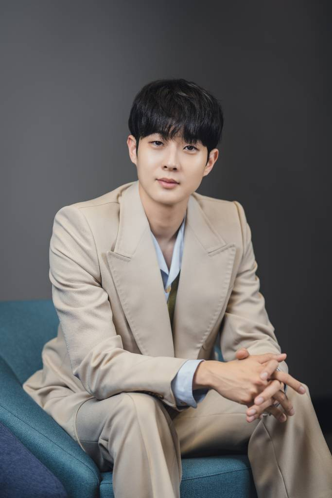 드라마 '그 해 우리는'의 주연배우 최우식이 종영인터뷰를 위해 포즈를 취하고 있다. '그 해 우리는'은 끝났어야 할 인연이 10년이 흘러 카메라 앞에 강제 소환 되어 펼쳐지는 청춘 다큐를 가장한 아찔한 로맨스 드라마다. /사진제공=매니지먼트숲 2022.01.26 /사진=이동훈 기자 photoguy@