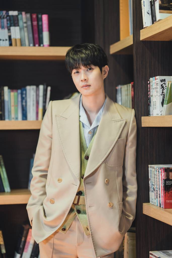 드라마 '그 해 우리는'의 주연배우 최우식이 종영인터뷰를 위해 포즈를 취하고 있다. '그 해 우리는'은 끝났어야 할 인연이 10년이 흘러 카메라 앞에 강제 소환 되어 펼쳐지는 청춘 다큐를 가장한 아찔한 로맨스 드라마다. /사진제공=매니지먼트숲 2022.01.26 /사진=이동훈 기자 photoguy@