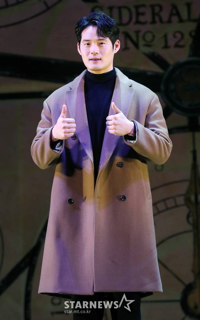 뮤지컬 배우 서경수가 23일 오후 서울 용산구 한남동 블루스퀘어 신한카드홀에서 열린 뮤지컬 '위키드' 공동 인터뷰에 앞서 포즈를 취하고 있다.'위키드'는 '오즈의 마법사'를 유쾌하게 뒤집은 그레고리 맥과이어의 동명 베스트 셀러를 뮤지컬로 옮긴 작품으로 2003년 초연된 이래 16개국 100여개 도시에서 6천만명에 가까운 관객이 관람했다. /사진=김창현 기자 chmt@