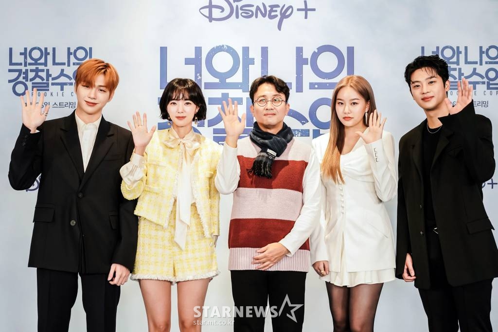 배우 강다니엘, 채수빈, 김명수 감독, 박유나, 이신영이 26일 오후 온라인으로 진행된 디즈니+ '너와 나의 경찰수업' 제작발표회에 참석해 포즈를 취하고 있다. <사진 제공=디즈니플러스> 2022.01.26 /사진=임성균 기자 tjdrbs23@