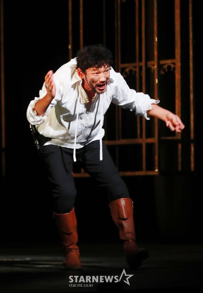 배우 황정민이 13일 오후 서울 서초구 예술의 전당 CJ토월극장에서 진행된 연극 '리차드 3세' 프레스콜에서 열연하고 있다. 셰익스피어가 창조한 가장 매력적인 악인을 그린 연극 '리차드3세'는 내달 13일까지 5주간 예술의 전당 CJ토월극장에서 공연된다. /2022.01.13 /사진=이동훈 기자 photoguy@