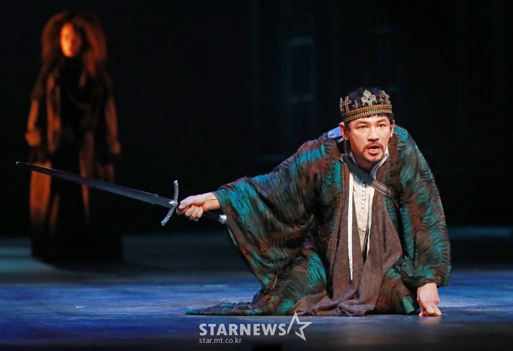 배우 황정민이 13일 오후 서울 서초구 예술의 전당 CJ토월극장에서 진행된 연극 '리차드 3세' 프레스콜에서 열연하고 있다. 셰익스피어가 창조한 가장 매력적인 악인을 그린 연극 '리차드3세'는 내달 13일까지 5주간 예술의 전당 CJ토월극장에서 공연된다. /2022.01.13 /사진=이동훈 기자 photoguy@