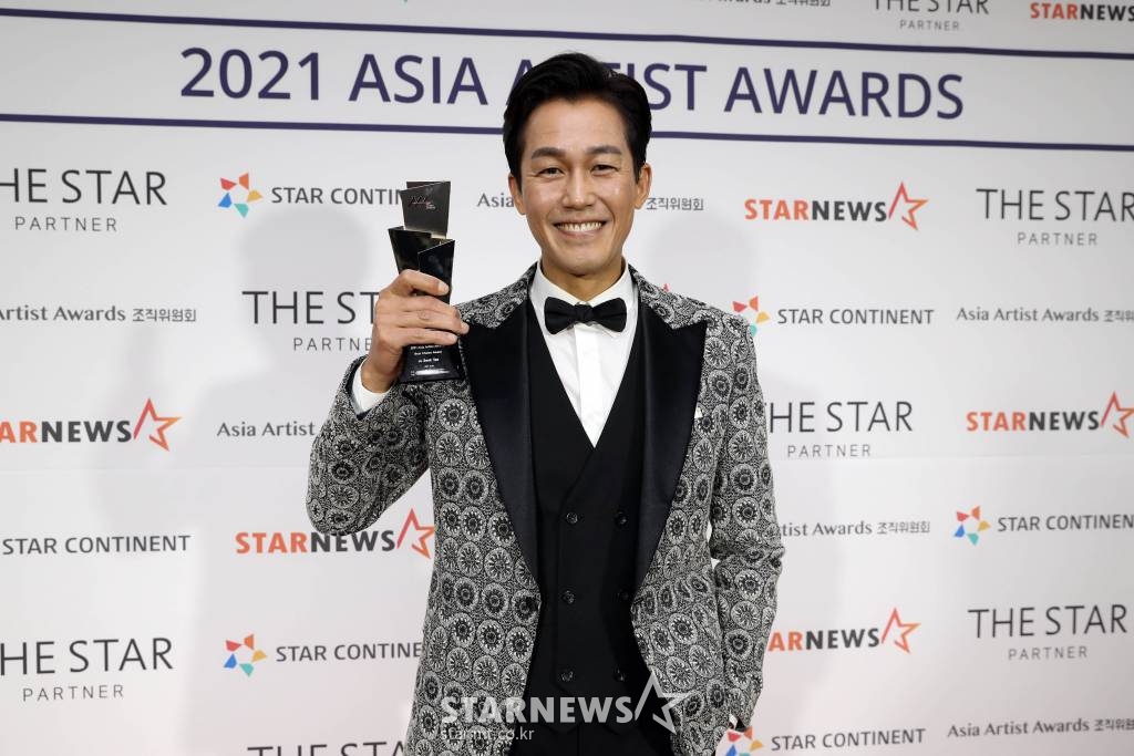 배우 주석태가 2021년 12월 2일 오후 서울 강서구 KBS아레나에서 진행된 '2021 Asia Artist Awards(2021 아시아 아티스트 어워즈, 2021 AAA)' 시상식에서 AAA 베스트초이스상 배우부문을 수상하고 포즈를 취하고 있다. 스타뉴스가 주최하고 AAA 조직위원회가 주관하는 AAA는 어디에서도 보지 못했던 새로운 무대를 선보이며 전 세계 팬들의 눈과 귀를 사로잡아 명실상부 NO.1 글로벌 시상식으로 거듭났다. /사진=AAA 기자 star@