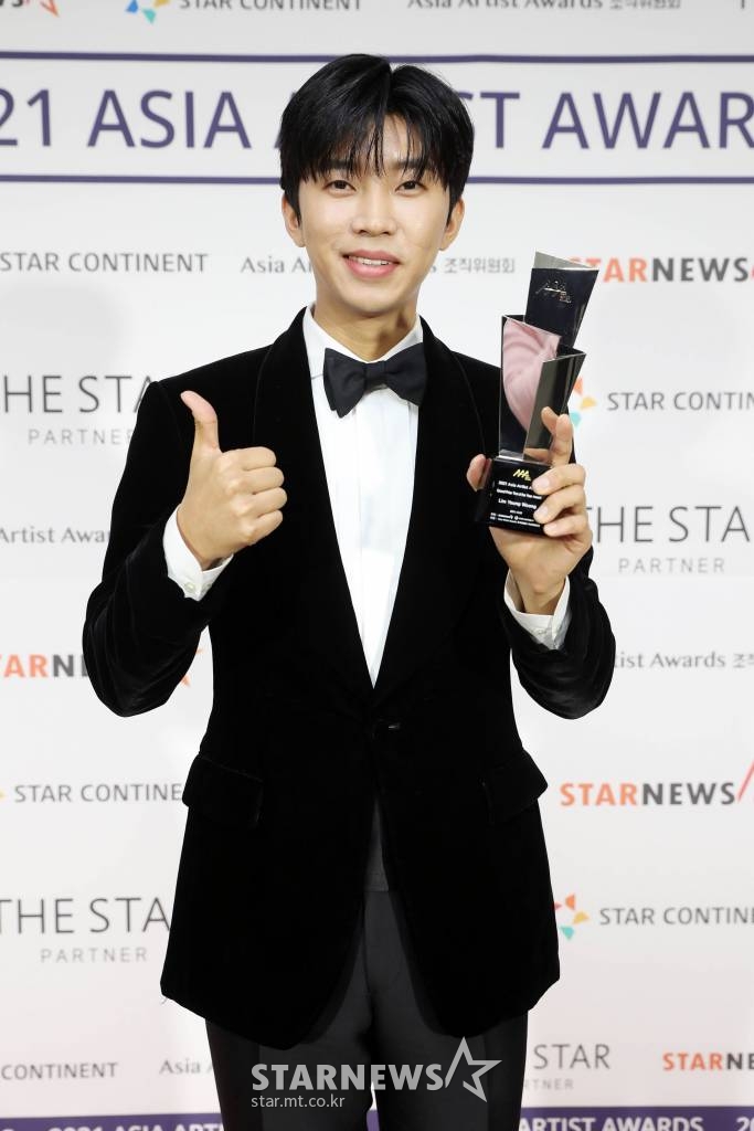 가수 임영웅이 2일 오후 서울 강서구 KBS아레나에서 진행된 '2021 Asia Artist Awards(2021 아시아 아티스트 어워즈, 2021 AAA)' 시상식에서 AAA 대상 올해의 트롯트상을 수상하고 포즈를 취하고 있다. 스타뉴스가 주최하고 AAA 조직위원회가 주관하는 AAA는 어디에서도 보지 못했던 새로운 무대를 선보이며 전 세계 팬들의 눈과 귀를 사로잡아 명실상부 NO.1 글로벌 시상식으로 거듭났다. /사진=AAA 기자 star@
