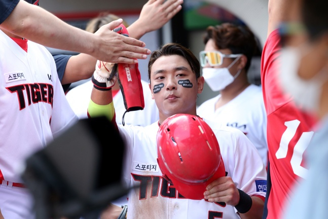 김태진(가운데)./사진=KIA 타이거즈