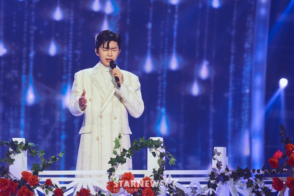 가수 임영웅이 31일 오후 방송된 2021 MBC 가요대제전에서 멋진 무대를 펼치고 있다. /사진제공=MBC 2021.12.31 /사진=이동훈 기자 photoguy@