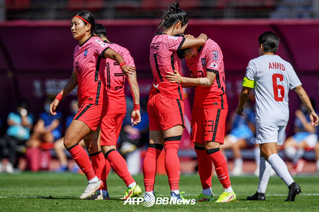 여자축구대표팀 손화연(오른쪽 2번째)이 3일 필리핀전에서 추가골을 넣은 뒤 동료들과 기뻐하고 있다. /AFPBBNews=뉴스1