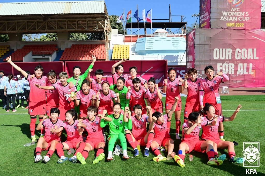 한국 여자 축구대표팀이 필리핀을 꺾고 사상 첫 아시안컵 결승 진출을 확정한 뒤 기념사진을 찍고 있다./사진=대한축구협회