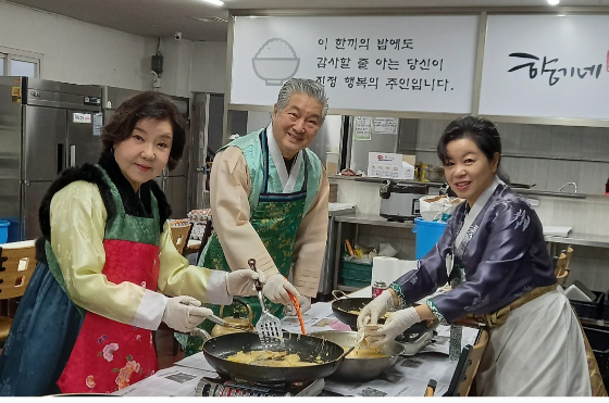 엄유신(사진 맨 왼쪽), 한지일, 이선영이 설날을 맞이해 봉사활동에 나선 모습./사진제공=한지일