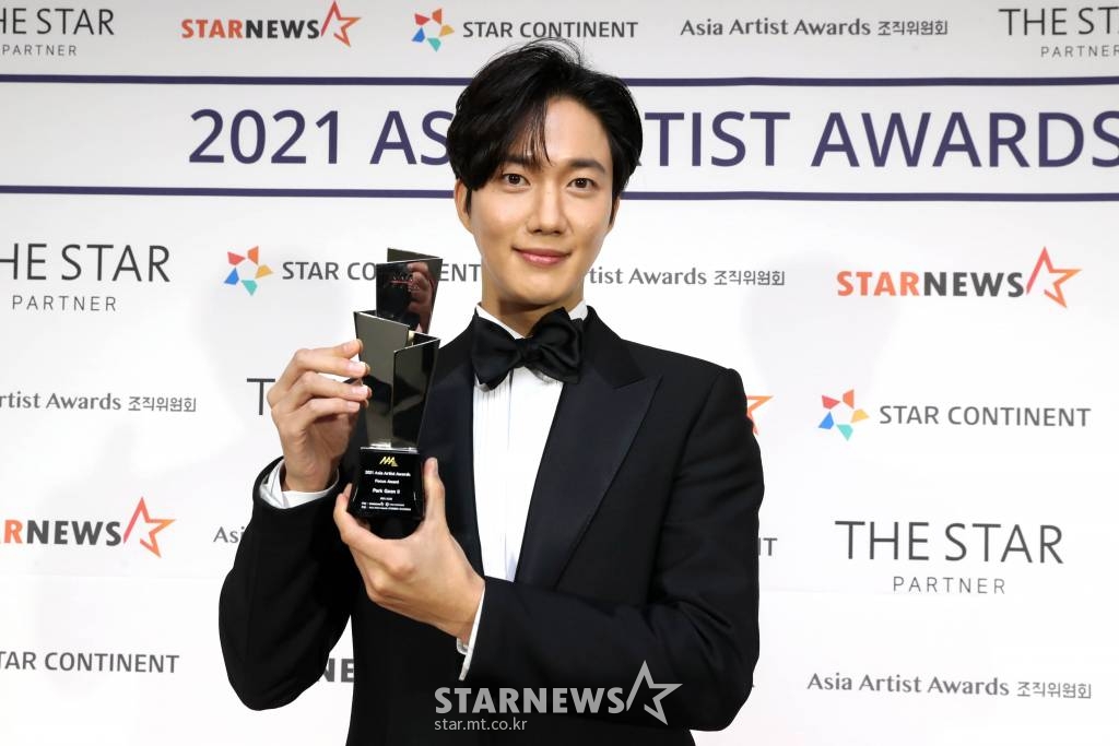 배우 박건일이 2021년 12월 2일 오후 서울 강서구 KBS아레나에서 진행된 '2021 Asia Artist Awards(2021 아시아 아티스트 어워즈, 2021 AAA)' 시상식에서 AAA포커스 배우부문상을 수상하고 포즈를 취하고 있다. 스타뉴스가 주최하고 AAA 조직위원회가 주관하는 AAA는 어디에서도 보지 못했던 새로운 무대를 선보이며 전 세계 팬들의 눈과 귀를 사로잡아 명실상부 NO.1 글로벌 시상식으로 거듭났다. /사진=AAA 기자 star@