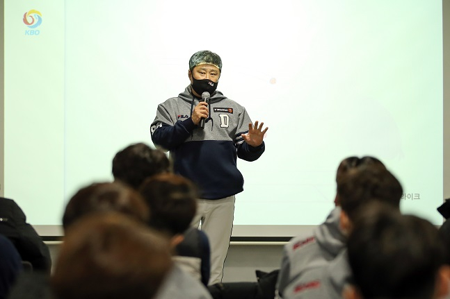 5일 이천 두산베어스파크에서 열린 KBO 심판위원회의 스트라이크 존 설명회가 끝난 후 김태형 두산 감독이 선수단에 당부를 남기고 있다. /사진=두산 베어스