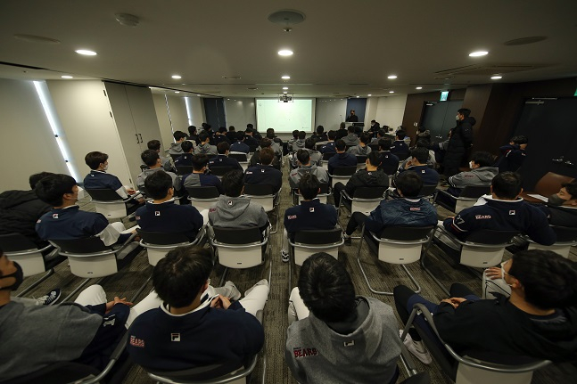 5일 이천 두산베어스파크에서 두산 선수단이 KBO 심판위원회의 스트라이크 존 설명회에 참석, 변경사항에 대한 설명을 듣고 있다. /사진=두산 베어스