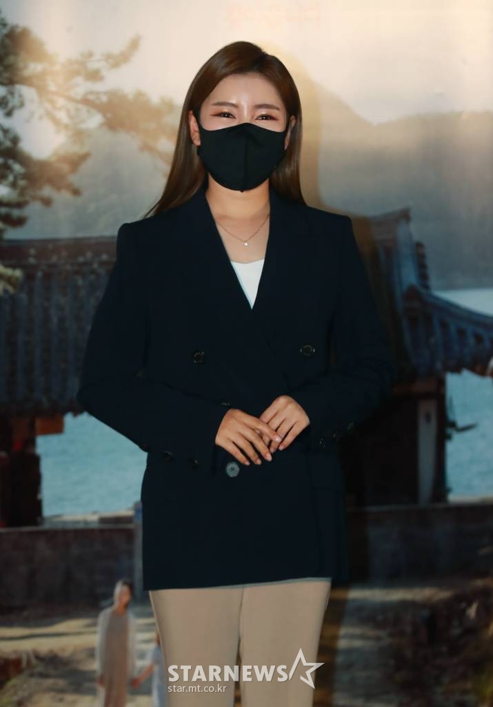 가수 송가인이 7일 서울 광진구 롯데시네마 건대입구점에서 진행된 영화 '매미소리'(감독 이충렬) 언론시사회에 참석해 포즈를 취하고 있다. 출상 전날 밤 초상집 마당에서 광대들과 상여꾼들이 벌이는 진도 전통 민속놀이인 '다시래기'를 중심으로 부녀의 갈등과 화해를 그린 영화 '매미소리'는 오는 24일 개봉된다. /2022.02.07 /사진=이동훈 기자 photoguy@