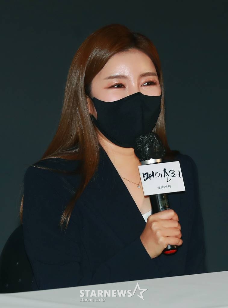 가수 송가인이 7일 서울 광진구 롯데시네마 건대입구점에서 진행된 영화 '매미소리'(감독 이충렬) 언론시사회에 참석해 인사말을 하고 있다. 출상 전날 밤 초상집 마당에서 광대들과 상여꾼들이 벌이는 진도 전통 민속놀이인 '다시래기'를 중심으로 부녀의 갈등과 화해를 그린 영화 '매미소리'는 오는 24일 개봉된다. /2022.02.07 /사진=이동훈 기자 photoguy@