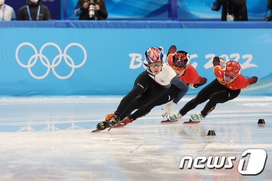 황대헌(왼쪽)이 7일 중국 베이징 캐피털 실내체육관에서 열린 2022 베이징 동계올림픽 쇼트트랙 남자 1000m 준결승 경기에서 1위로 질주하고 있다./사진=뉴스1