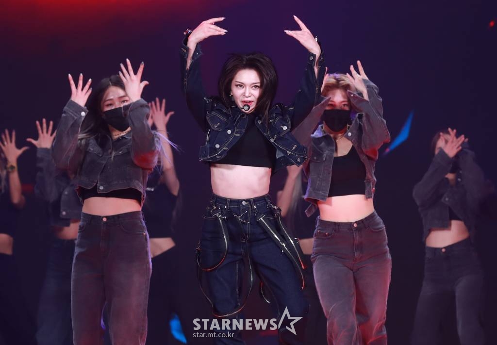 가수 알렉사가 2021 Asia Artist Awards(2021 아시아 아티스트 어워즈, 2021 AAA) 시상식에서 멋진 무대를 선보이고 있다. /사진=AAA 기자 star@