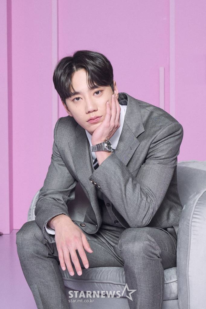 배우 이준영이 8일 오전 온라인 생중계로 진행된 넷플릭스 오리지널 영화 '모럴센스'(감독 박현진) 제작보고회에 앞서 포즈를 취하고 있다.  모든 게 완벽하지만 남다른 성적 취향을 가진 지후와 그의 비밀을 알게 된 유능한 홍보팀 사원 지우의 아찔한 취향존중 로맨스 '모럴센스'는  오는 11일 공개된다. /사진제공=넷플릭스 2022.02.08 /사진=이동훈 기자 photoguy@