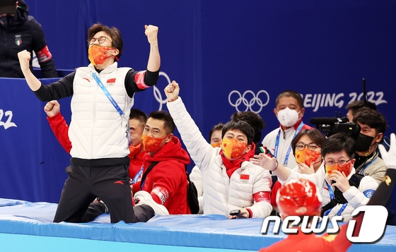빅토르 안(가운데) 중국 대표팀 기술코치가 지난 5일 중국 베이징 캐피털 실내경기장에서 열린 2022 베이징 동계올림픽 쇼트트랙 혼성계주 결승에서 중국이 1위를 확정하자 팔을 들어 환호하고 있다. /사진=뉴스1