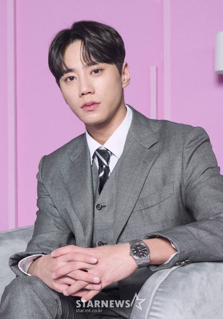 배우 이준영이 8일 오전 온라인 생중계로 진행된 넷플릭스 오리지널 영화 '모럴센스'(감독 박현진) 제작보고회에 앞서 포즈를 취하고 있다.  모든 게 완벽하지만 남다른 성적 취향을 가진 지후와 그의 비밀을 알게 된 유능한 홍보팀 사원 지우의 아찔한 취향존중 로맨스 '모럴센스'는  오는 11일 공개된다. /사진제공=넷플릭스 2022.02.08 /사진=이동훈 기자 photoguy@