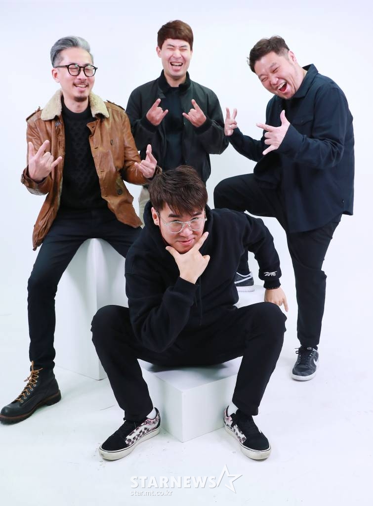 4인조 신인 록밴드 MilkTz(밀크티즈)가 지난 18일 본지와의 인터뷰에 앞서 포즈를 취하고 있다. 홍원기(기타), 김병욱(보컬, 기타), 김경태(드럼), 신조하랑(베이스)로 이루어진 옛날식 비조선풍 논-생계형 로크 앤드 롤 밴드 '밀크티즈'는 록음악의 본질에 충실한 저항의 메시지를 담고 있지만 신세대가 아닌 기성세대가 묻는 자조적인 저항의 메시지를 담은 음악을 추구하는 밴드다. /2021.11.18 /사진=이동훈 기자 photoguy@