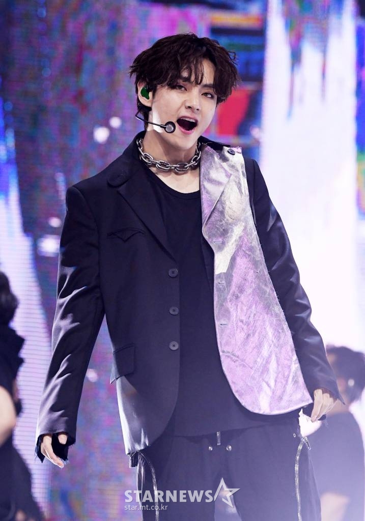 그룹 방탄소년단 뷔가 지난 5일 온라인 생중계로 진행된 '멜론뮤직어워드 2020'(MMA 2020)에서 축하무대를 펼치고 있다. /사진제공=MMA /사진=이동훈 기자 photoguy@