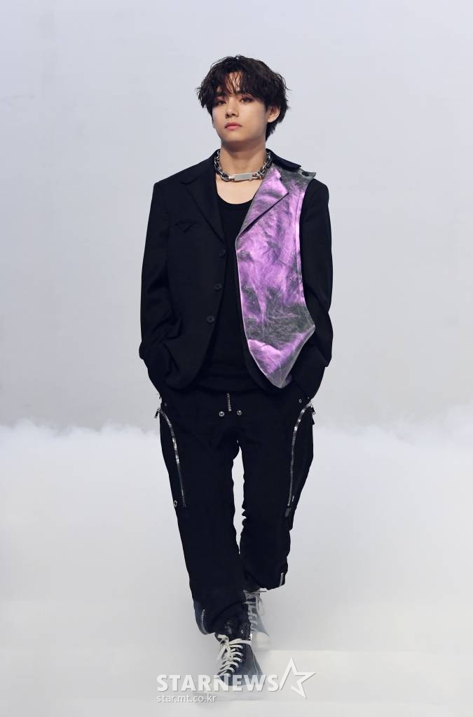 그룹 방탄소년단 뷔가 지난 5일 온라인 생중계로 진행된 '멜론뮤직어워드 2020'(MMA 2020)에서 축하무대를 펼치고 있다. /사진제공=MMA /사진=이동훈 기자 photoguy@