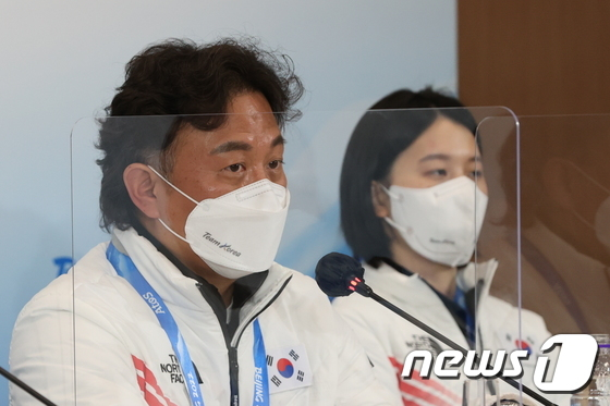 최용구 한국 쇼트트랙 지원단장(왼쪽)이 8일 오전 중국 베이징 메인미디어센터(MMC)에서 열린 긴급 기자회견에 참석했다. /사진=뉴스1