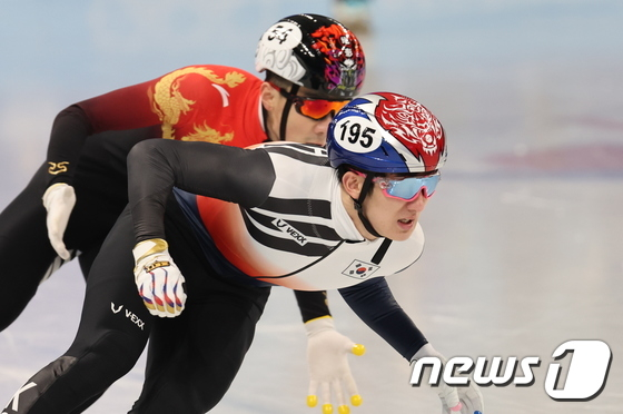 일 오후 중국 베이징 수도실내체육관에서 열린 2022 베이징 동계올림픽 쇼트트랙 남자 1500m 준결승 경기에서 박장혁이 역주하고 있다./사진=뉴스1