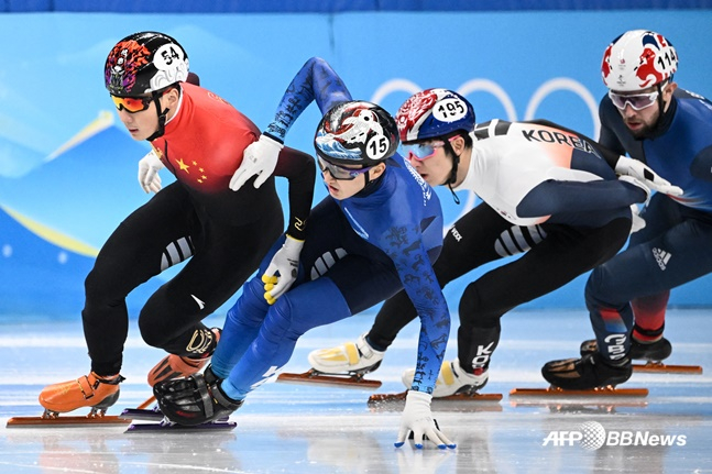 9일 중국 베이징 캐피털 실내경기장에서 열린 2022 베이징 동계올림픽 쇼트트랙 남자 1500m 준결승에서 런쯔웨이(맨 왼쪽)가 아딜 갈리악메토프(왼쪽 두 번째)를 밀치고 있다. /AFPBBNews=뉴스1