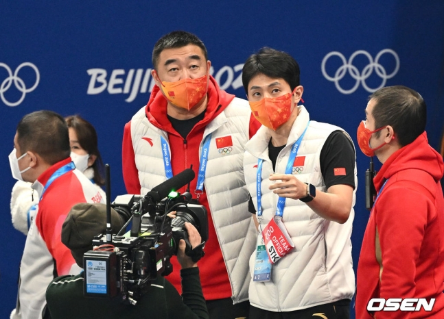 9일 중국 베이징 캐피털 실내경기장에서 열린 2022 베이징 동계올림픽 쇼트트랙 남자 1500m 준결승에서 빅토르 안(오른쪽 두 번째) 중국 코치가 런쯔웨이의 실격 판정 때 스크린을 바라보고 있다. /사진=OSEN