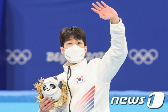 황대헌이 9일 오후 중국 베이징 수도실내체육관에서 열린 2022 베이징 동계올림픽 쇼트트랙 남자 1500m 결승에서 금메달을 딴 뒤 손을 흔들고 있다./사진=뉴스1