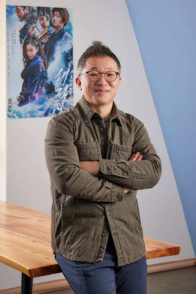 영화 '해적 : 도깨비 깃발'의 천성일 작가가 10일 진행된 화상 인터뷰를 위해 포즈를 취하고 있다. '해적: 도깨비 깃발'은 흔적도 없이 사라진 왕실 보물의 주인이 되기 위해 바다로 모인 해적들의 스펙터클한 모험을 그린 영화다. /사진제공=롯데엔터테인먼트 2022.02.10 /사진=이동훈 기자 photoguy@