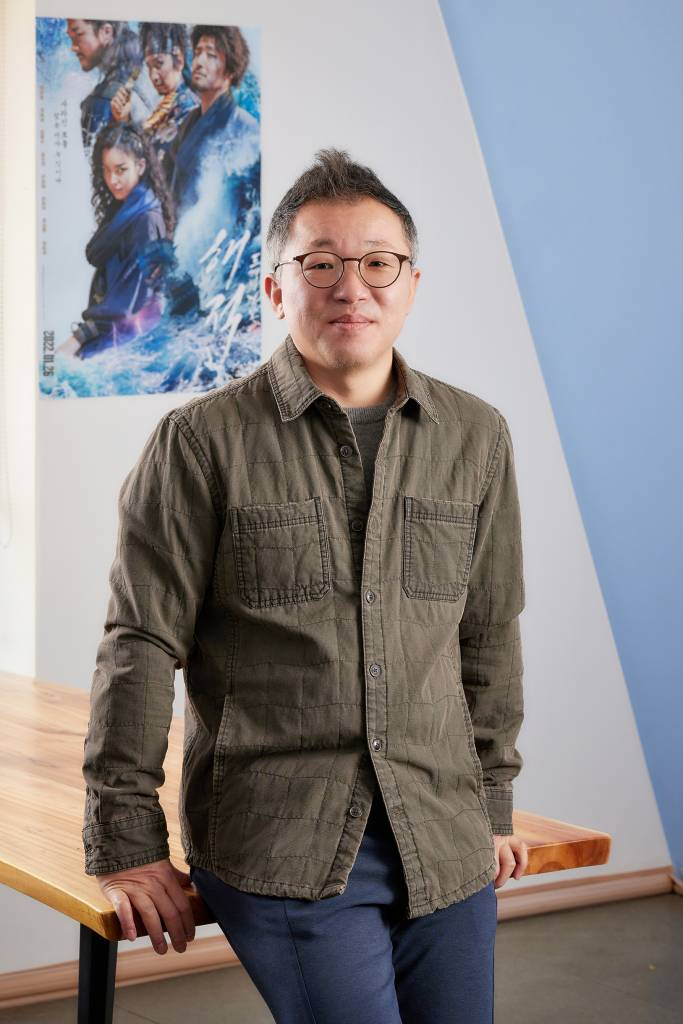 영화 '해적 : 도깨비 깃발'의 천성일 작가가 10일 진행된 화상 인터뷰를 위해 포즈를 취하고 있다. '해적: 도깨비 깃발'은 흔적도 없이 사라진 왕실 보물의 주인이 되기 위해 바다로 모인 해적들의 스펙터클한 모험을 그린 영화다. /사진제공=롯데엔터테인먼트 2022.02.10 /사진=이동훈 기자 photoguy@