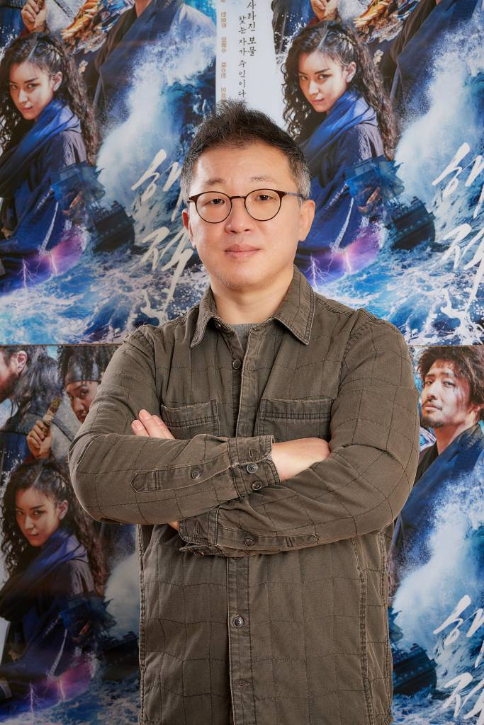 영화 '해적 : 도깨비 깃발'의 천성일 작가가 10일 진행된 화상 인터뷰를 위해 포즈를 취하고 있다. '해적: 도깨비 깃발'은 흔적도 없이 사라진 왕실 보물의 주인이 되기 위해 바다로 모인 해적들의 스펙터클한 모험을 그린 영화다. /사진제공=롯데엔터테인먼트 2022.02.10 /사진=이동훈 기자 photoguy@