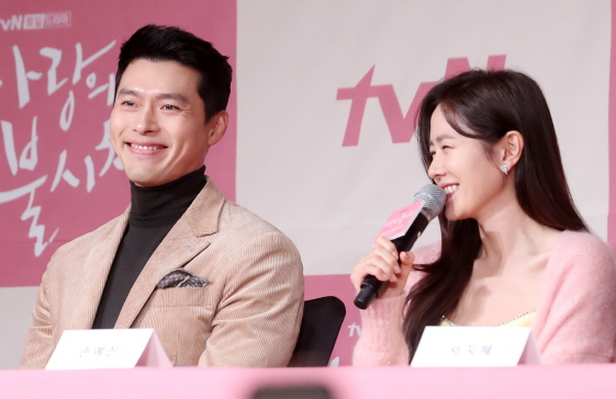 현빈과 손예진이 3월 결혼식을 올린다. 사진은 두 사람이 '사랑의 불시착' 제작발표회에서 수줍게 웃고 있는 모습이다.