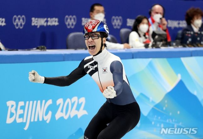 9일 오후 중국 베이징 캐피털 실내경기장에서 열린 2022 베이징동계올림픽 쇼트트랙 남자 1500m 결승에서 황대헌이 1위로 골인한 뒤 포효하고 있다. /사진=뉴시스