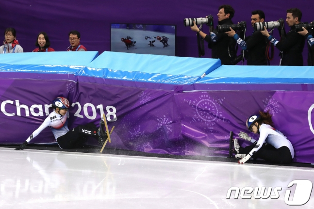2018 평창동계올림픽 쇼트트랙 스피드 스케이팅 여자 1000m 결승에서 심석희(왼쪽)와 최민정이 충돌 후 펜스에 충돌하고 있다. /사진=뉴스1