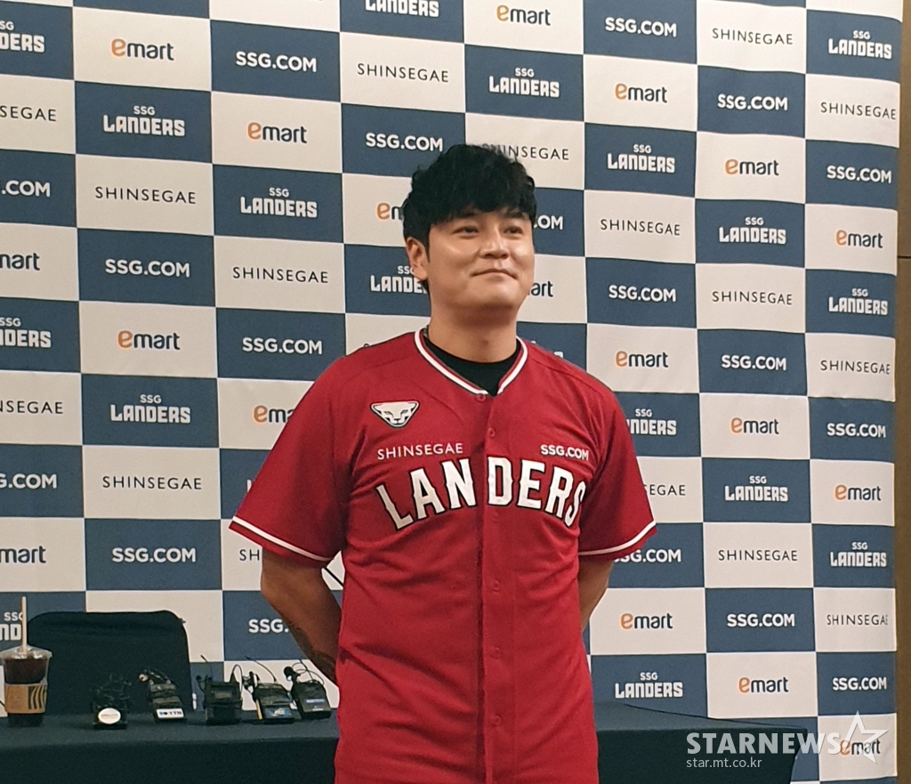 추신수가 12일 기자회견에 앞서 포즈를 취하고 있다./사진=심혜진 기자